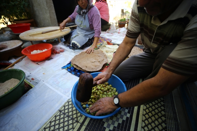 Yaban armutlarını kurutarak elde ettiği undan ekmek yapıyor